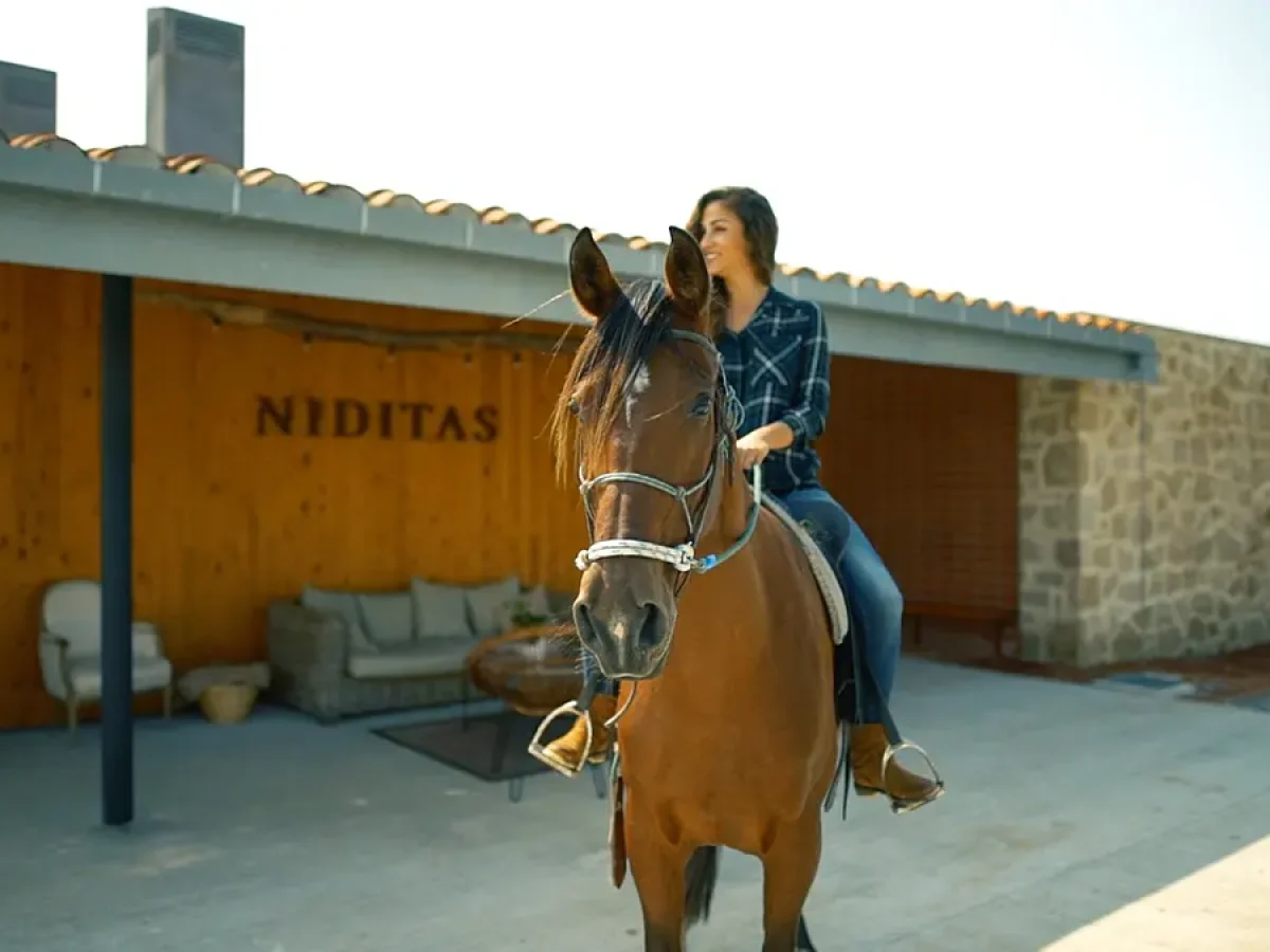 chica en caballo en niditas